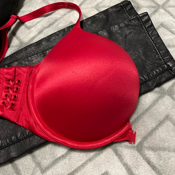 Victoria’s Secret red lace back bra - Picture 5 of 5
